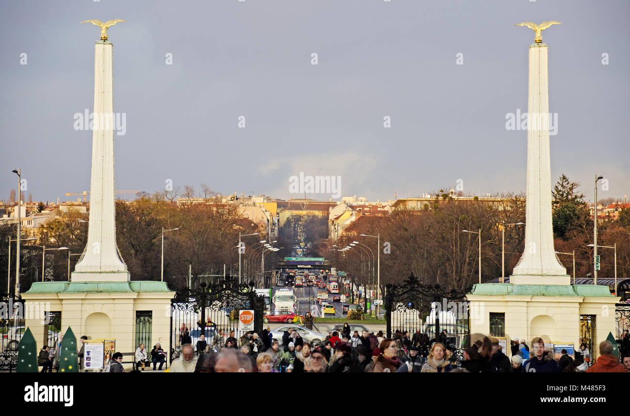 Obelisco all'ingresso del Palazzo di Schoenbrunn Foto Stock