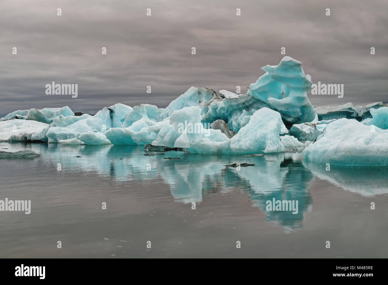 Blu iceberg a Jokulsarlon glaciar laguna in Islanda Foto Stock
