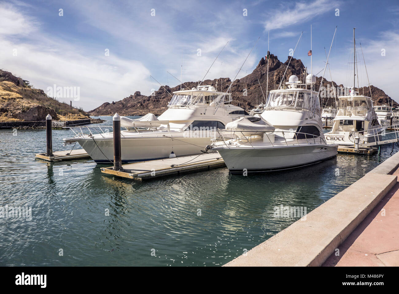 Ingresso spazioso San Carlos Marina con eleganti battute di pesca in mare profondo piacere barche ormeggiate a livelli esterni di pontili galleggianti con accesso controllato Foto Stock