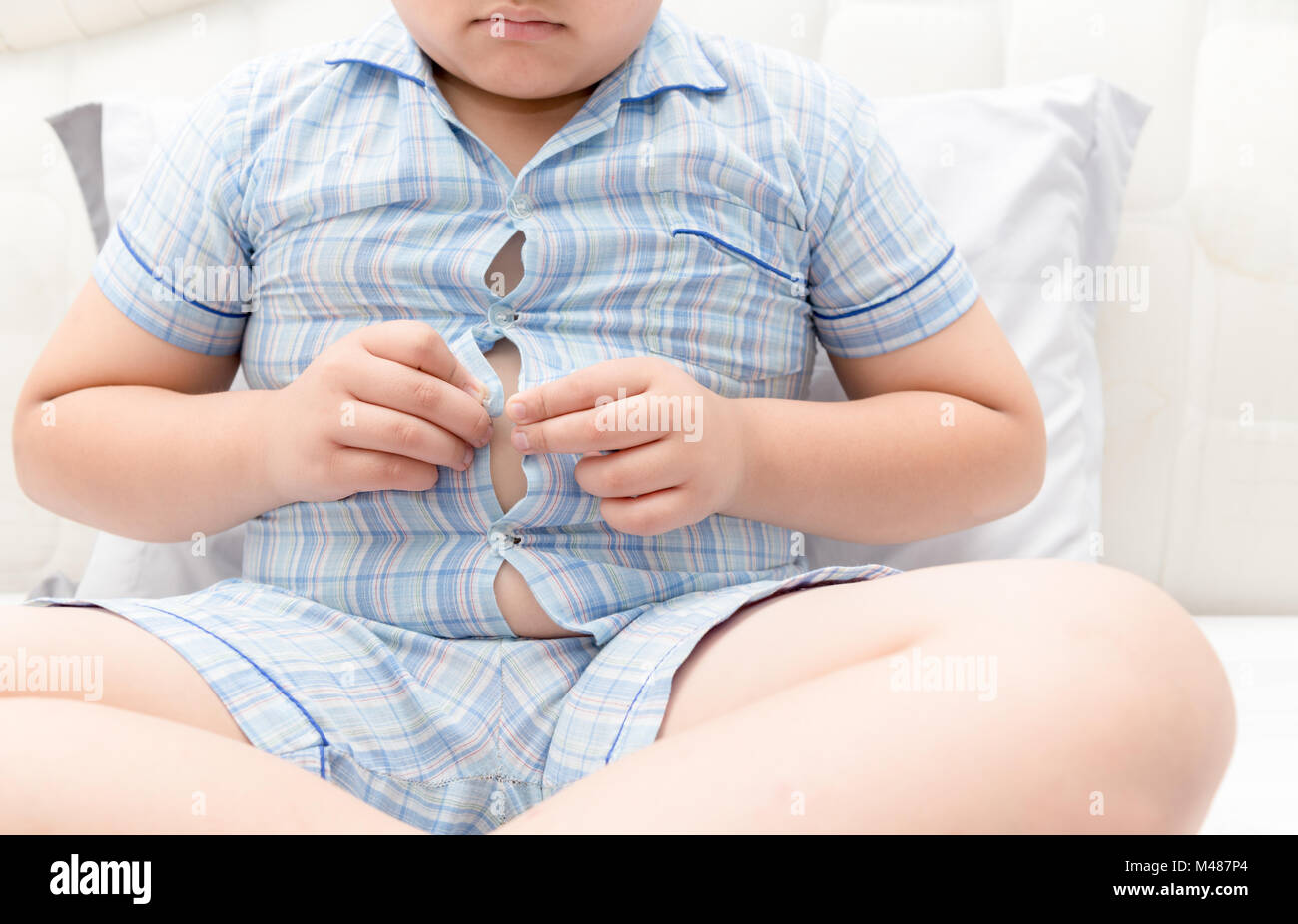 Obesi Fat Boy in sovrappeso. Maglietta stretta pigiami, concetto sano Foto Stock