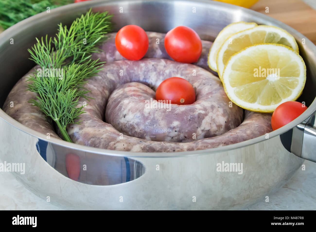 In casa la salsiccia di maiale in una padella per un arrosto. Foto Stock