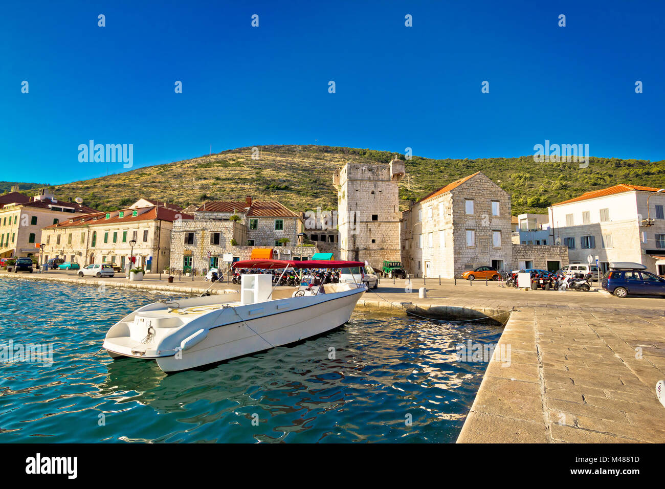 Isola di Vis estate porto e vista di architettura Foto Stock