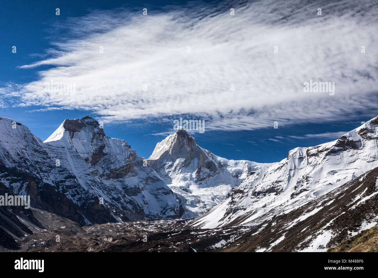 Arrampicata 18000 piedi in terreni impervi dell'Himalaya. Foto Stock