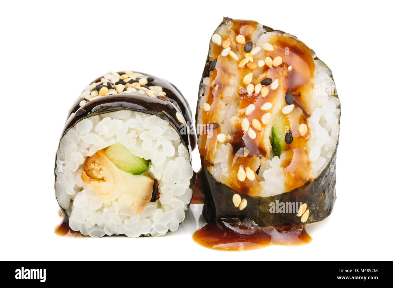 Maki sushi, due rotoli isolato su bianco Foto Stock