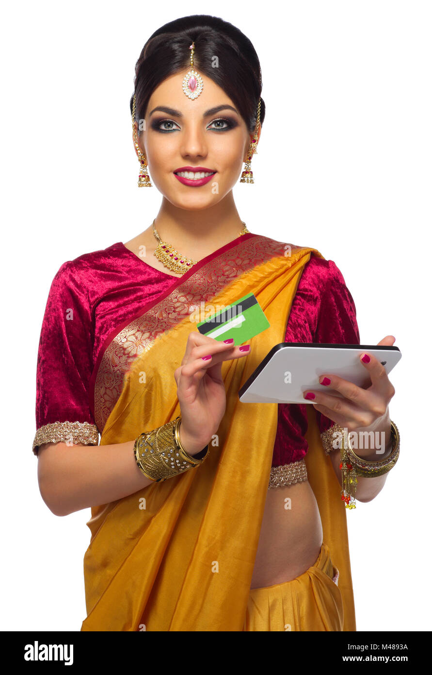 Indian giovane donna scheda di plastica e tablet PC isolato Foto Stock