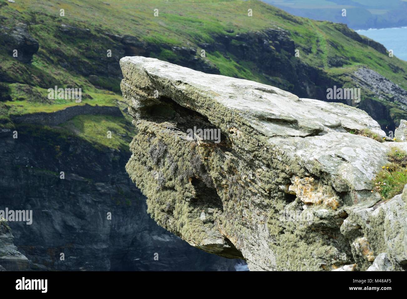 Molto grande roccia aggettante con sfondo panoramico Foto Stock