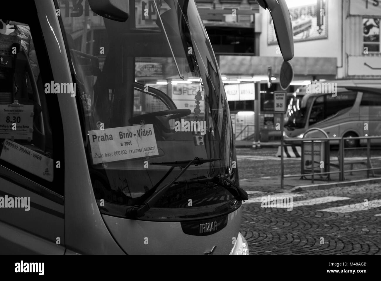 Fernbusse im Prager Busbahnhof Florenc Foto Stock