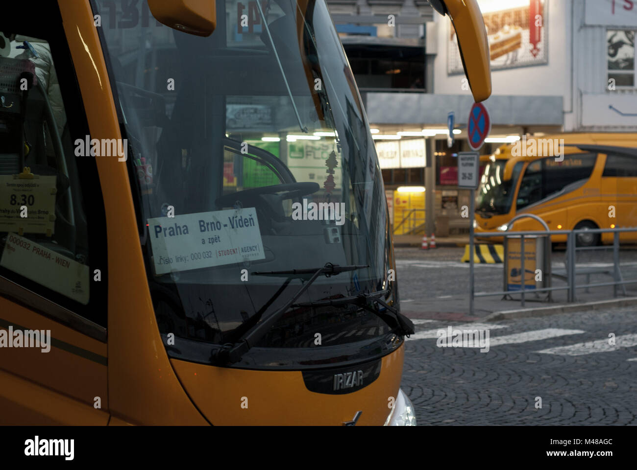 Fernbusse im Prager Busbahnhof Florenc Foto Stock