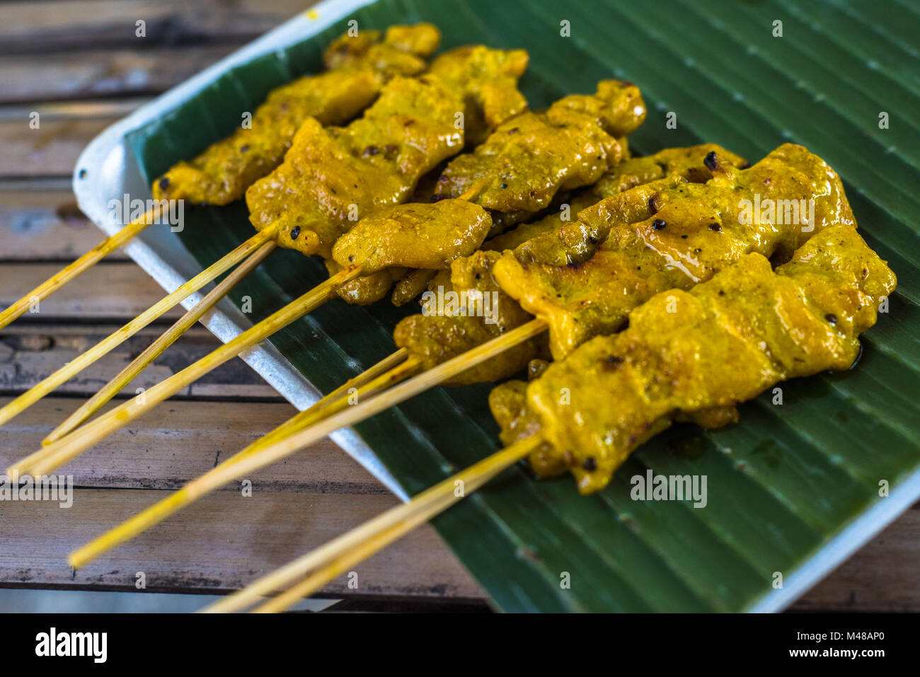 Gai Galae, spiedini di pollo, Thailandia street food Foto Stock