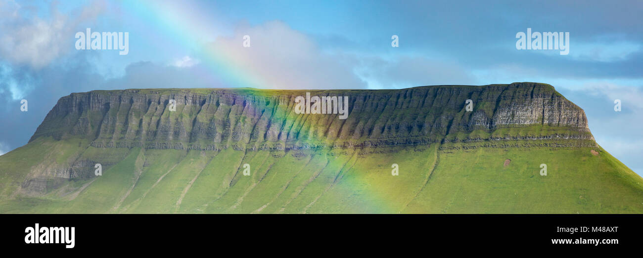 Rainbow sotto Benbulbin montagna, nella contea di Sligo, Irlanda. Foto Stock