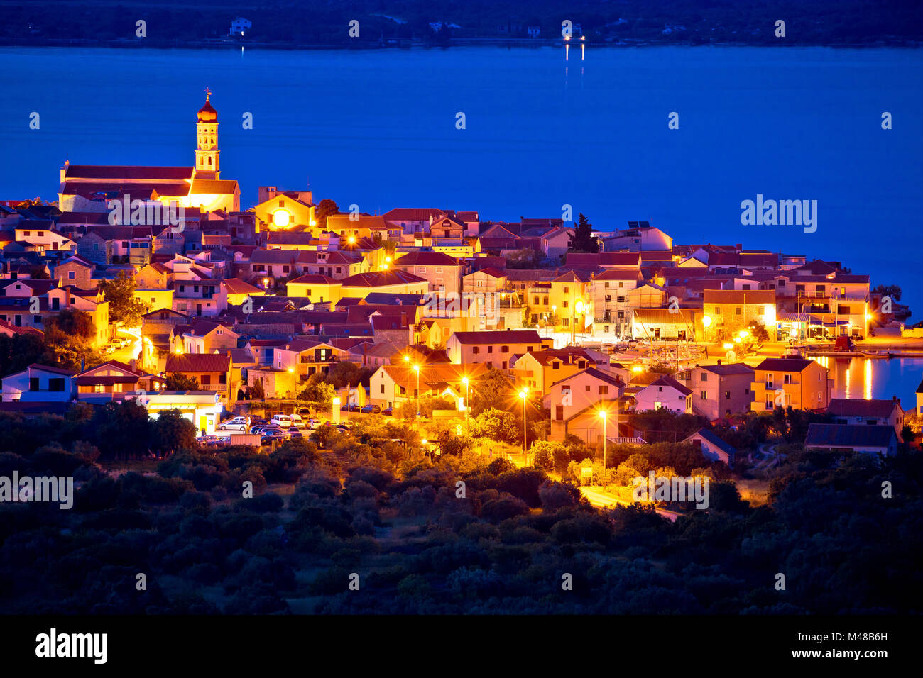 Città del Mediterraneo di Betina vista serale Foto Stock
