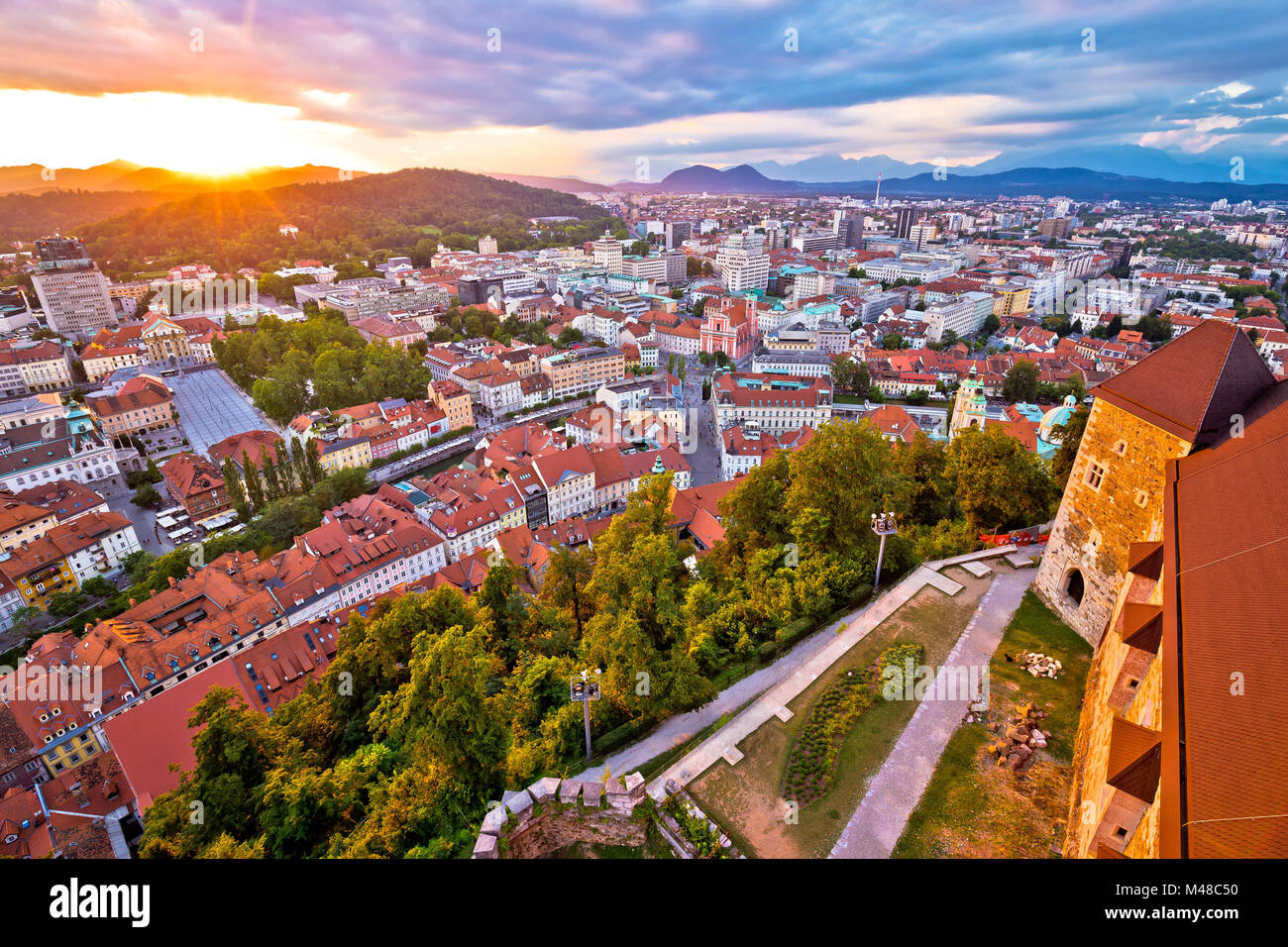 Tramonto al di sopra di Ljubljana vista aerea Foto Stock