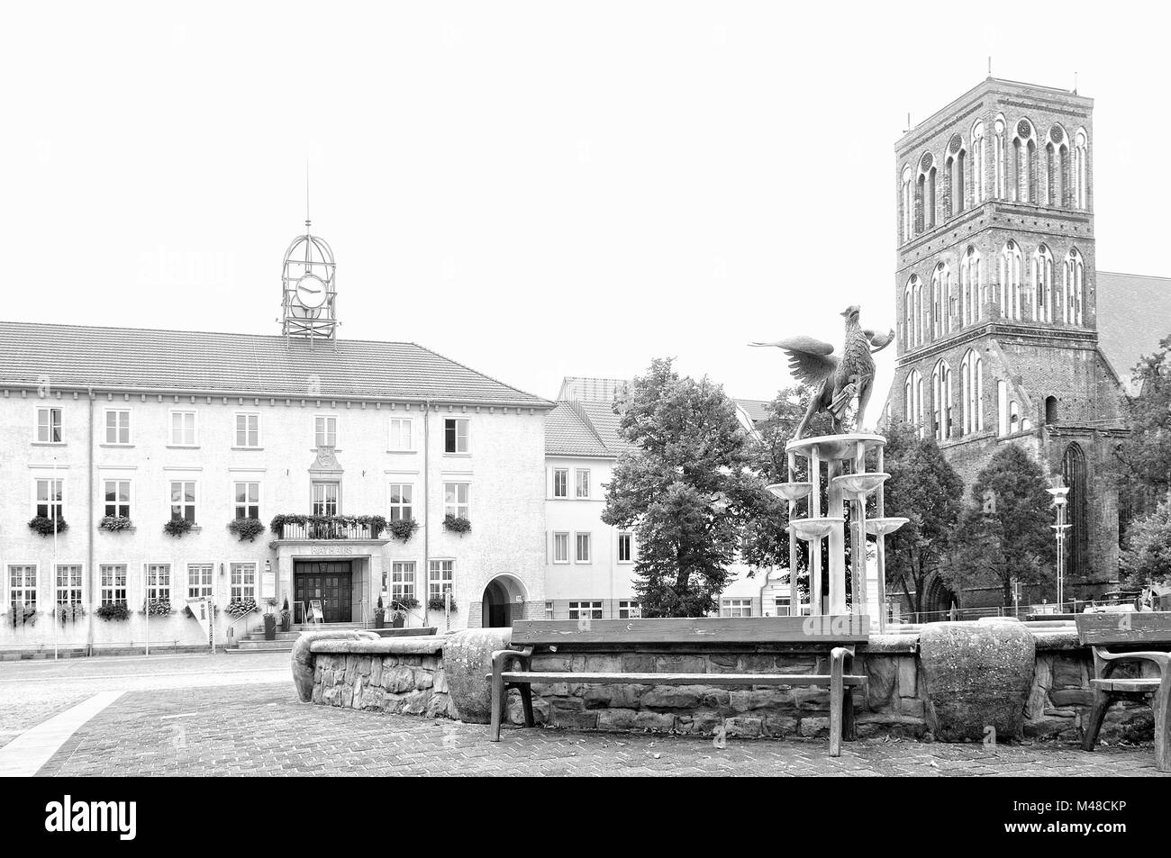 Marketplace di Anklam Germania in bianco e nero Foto Stock