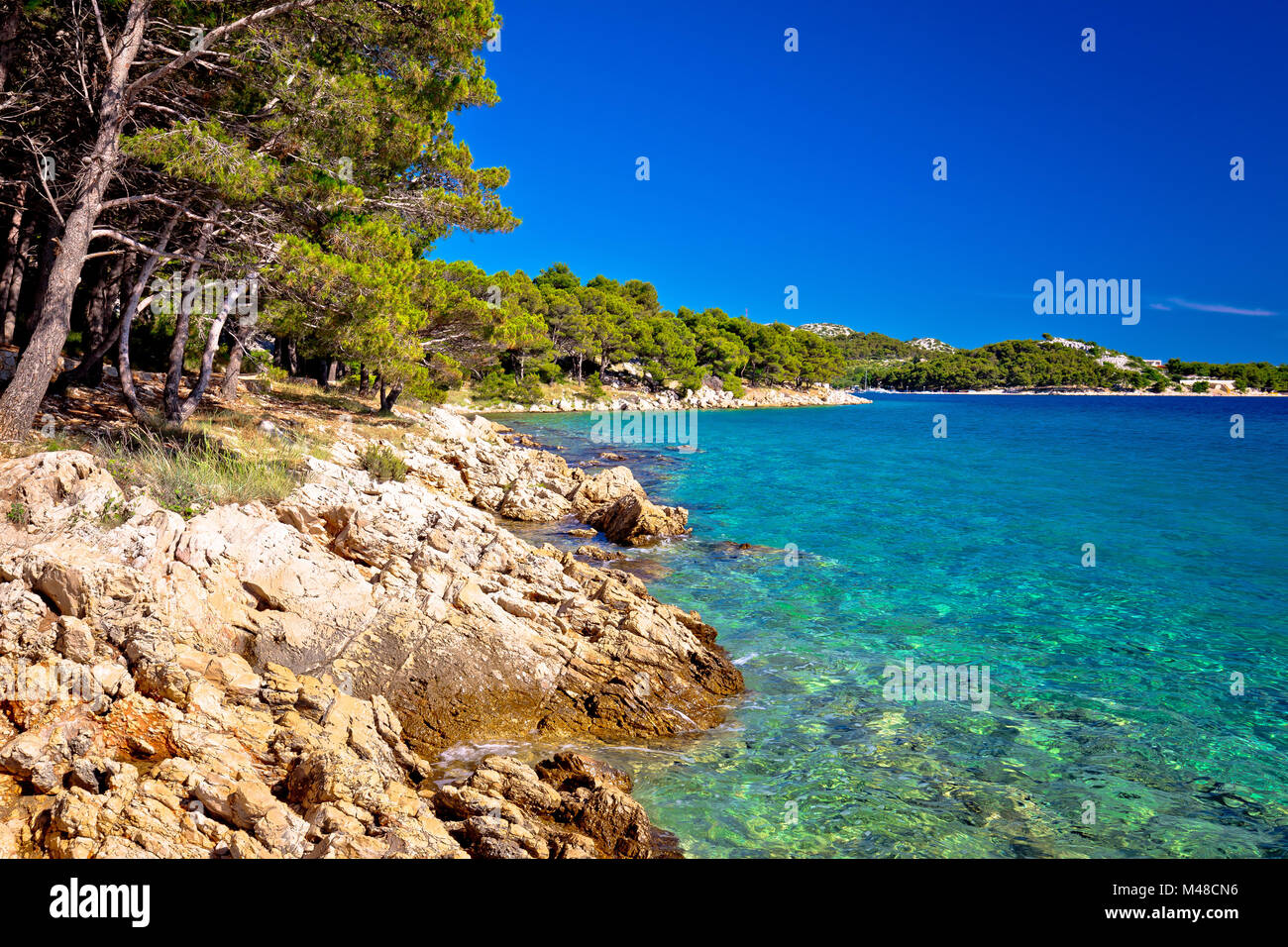 Il mare turchese e pietra vista spiaggia Foto Stock