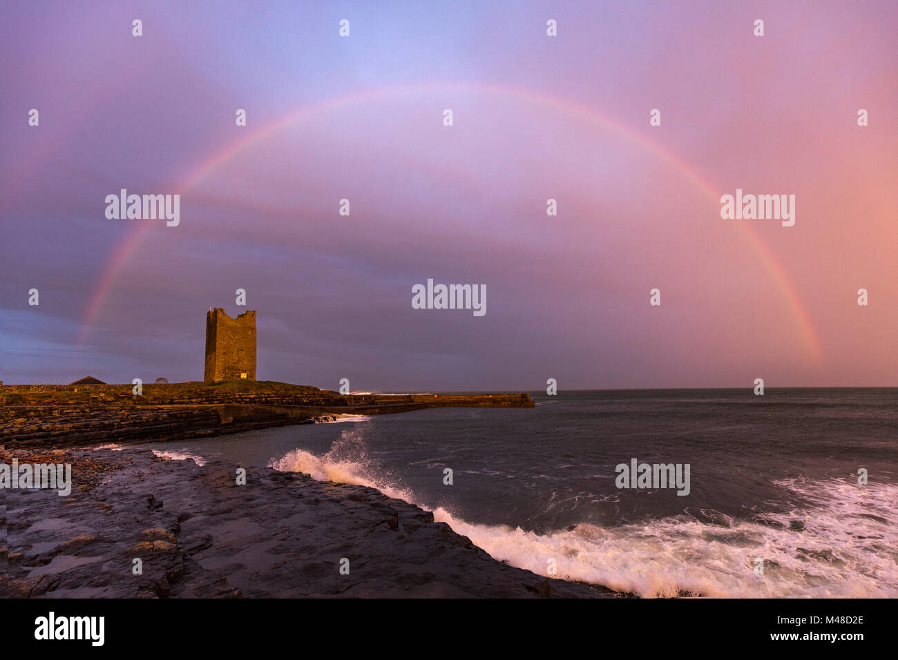 Rainbow over O'Dowds Castello, Easky, nella contea di Sligo, Irlanda. Foto Stock