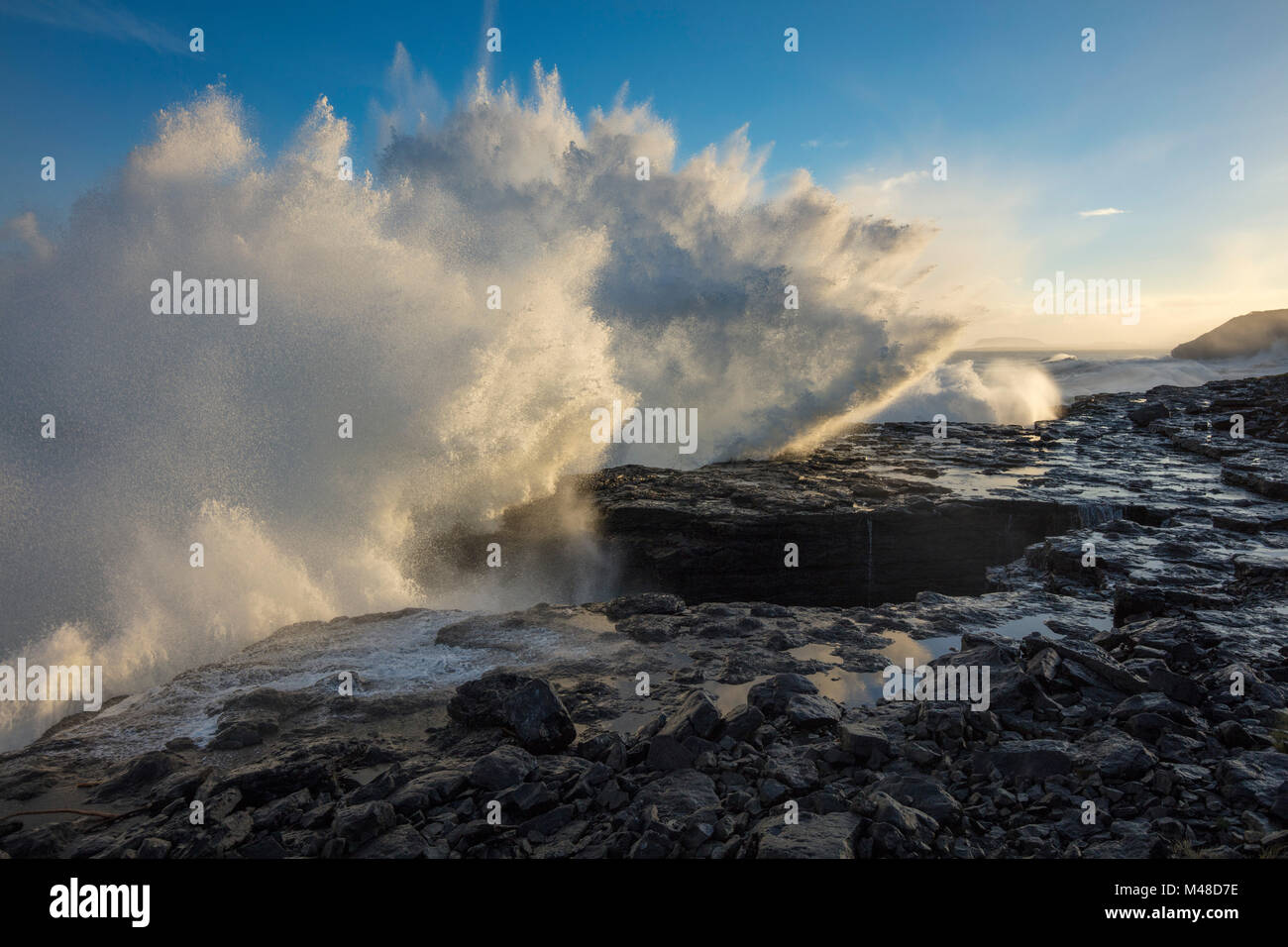Rottura d'onda sulla riva a Easky, nella contea di Sligo, Irlanda. Foto Stock