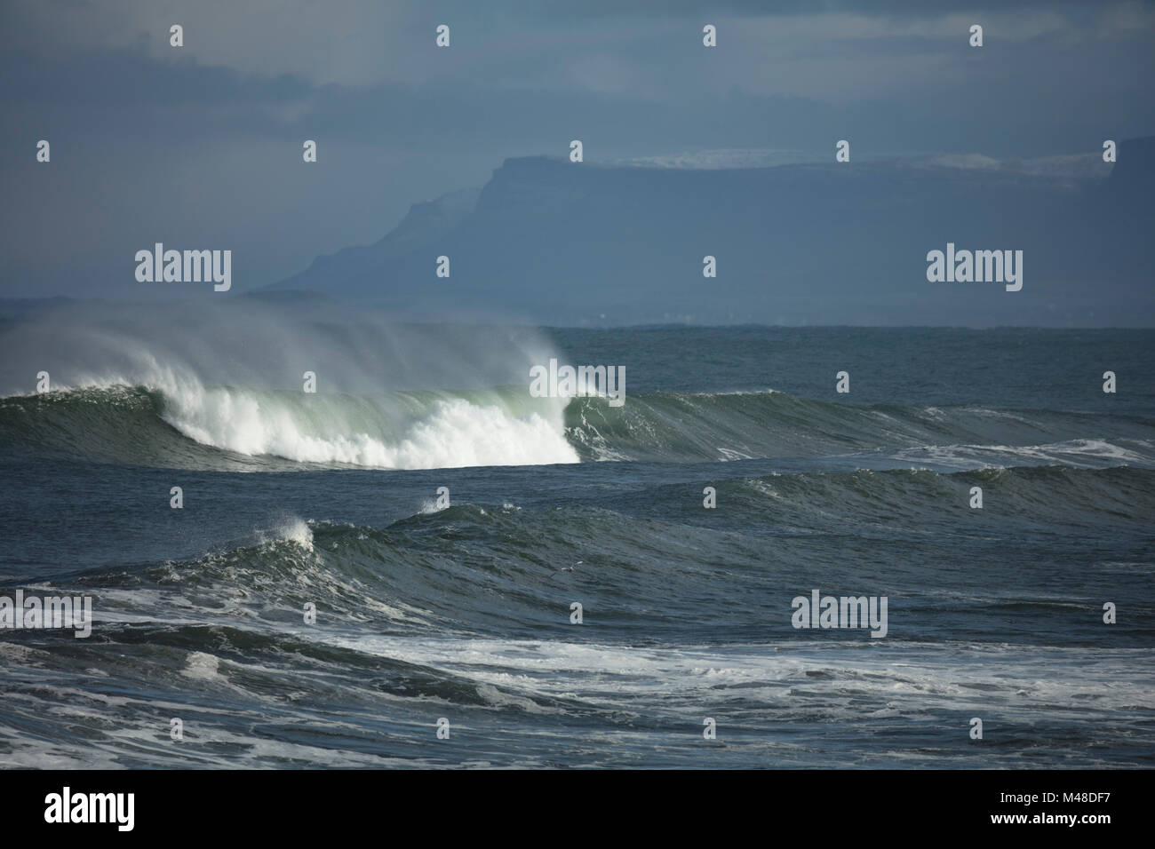 Inverno frangi onda a Easky, Sligo Bay, nella contea di Sligo, Irlanda. Foto Stock