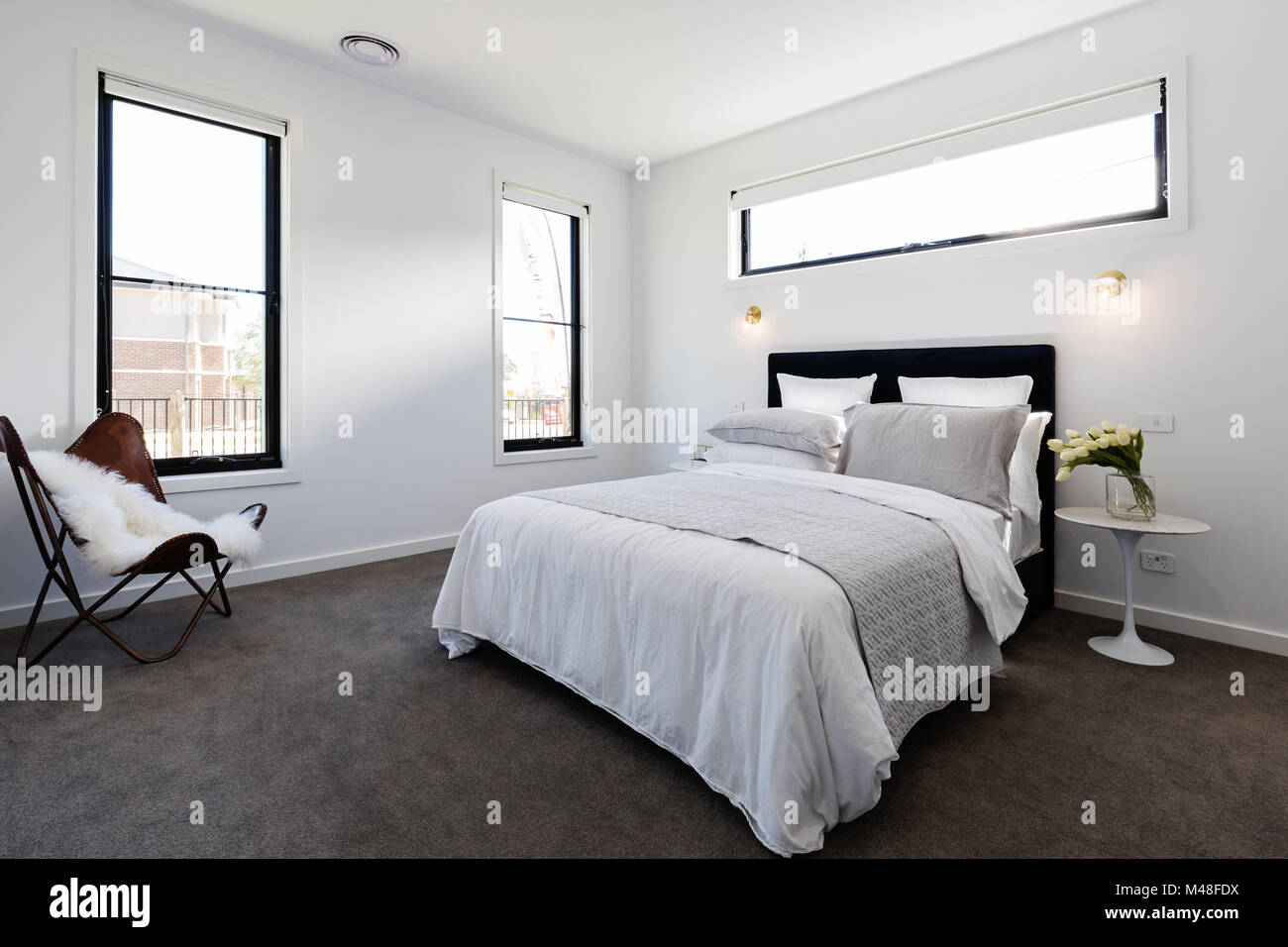 Contemporanee camere da letto master suite di lusso in una nuova casa in Australia Foto Stock