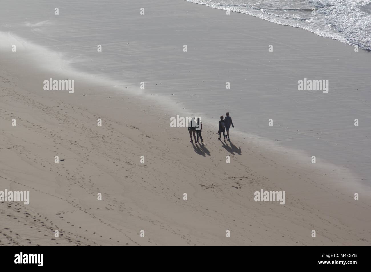 Due coppie stolling su amado ebach. Portogallo Foto Stock