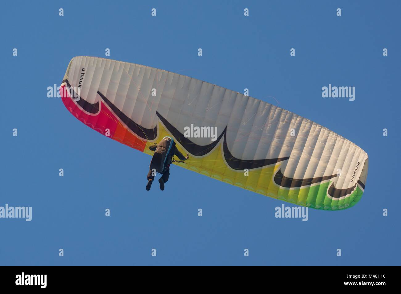 Parapendio visto da sotto. Foto Stock