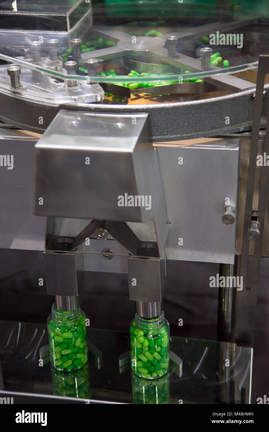 Capsula pillole farmaceutiche il conteggio e la macchina di riempimento Foto Stock