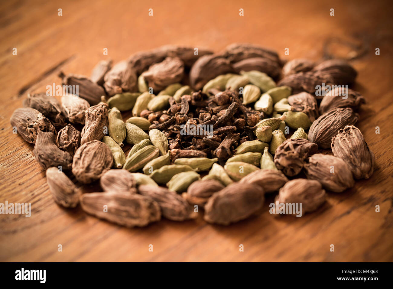 I chiodi di garofano e verde e nero cardamomo Foto Stock
