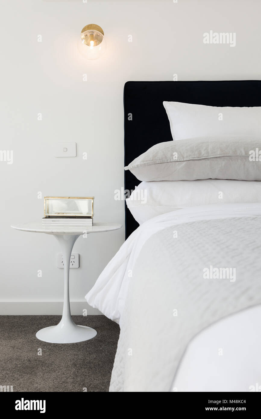 Luxe camera da letto in stile con oro parete illuminazione applique Foto Stock
