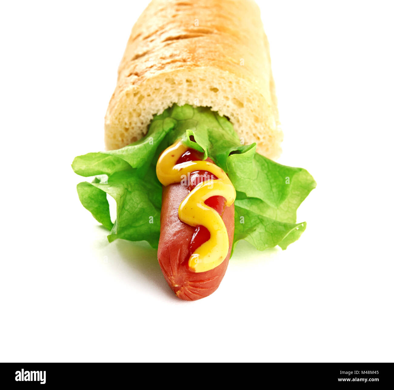 Hot Dog con grande salsiccia e insalata fresca isolati su sfondo bianco Foto Stock