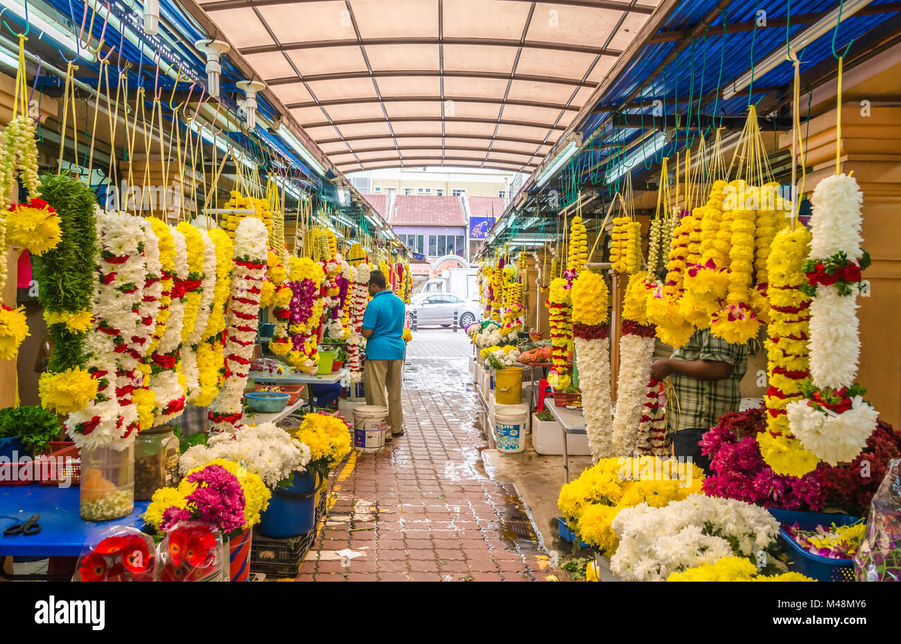 Kuala Lumpur, Malesia - Feb 7,2017 : colorato ghirlande di fiori in vendita le bancarelle del mercato in Brickfields Little India di Kuala Lumpur, le persone possono vedere Foto Stock