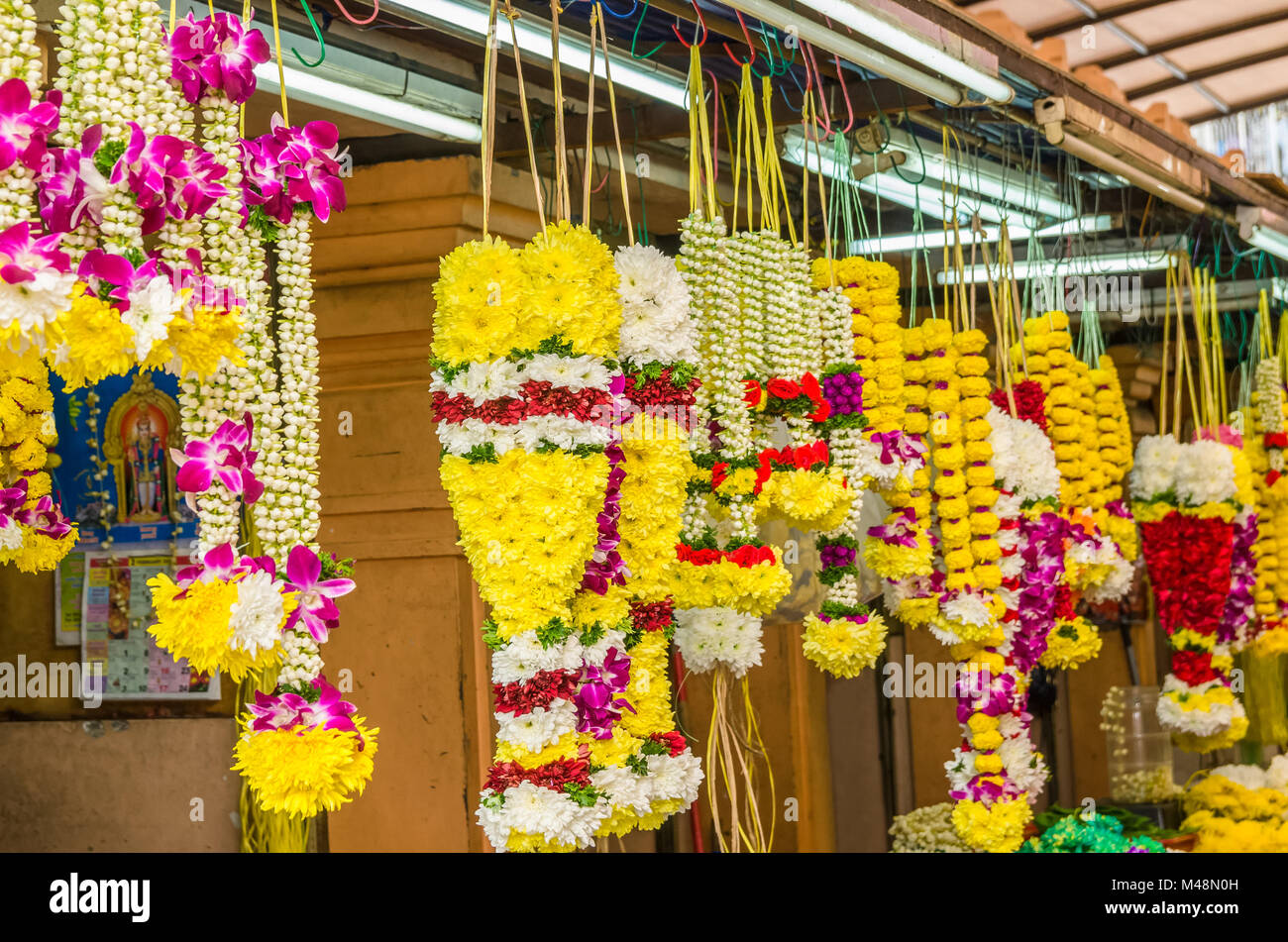 Kuala Lumpur, Malesia - Feb 7,2017 : colorato ghirlande di fiori in vendita le bancarelle del mercato in Brickfields Little India in KL. Foto Stock