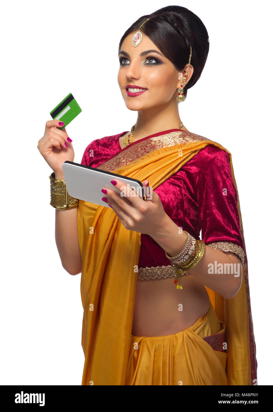 Donna indiana con la tessera in materia plastica e tablet PC isolato Foto Stock