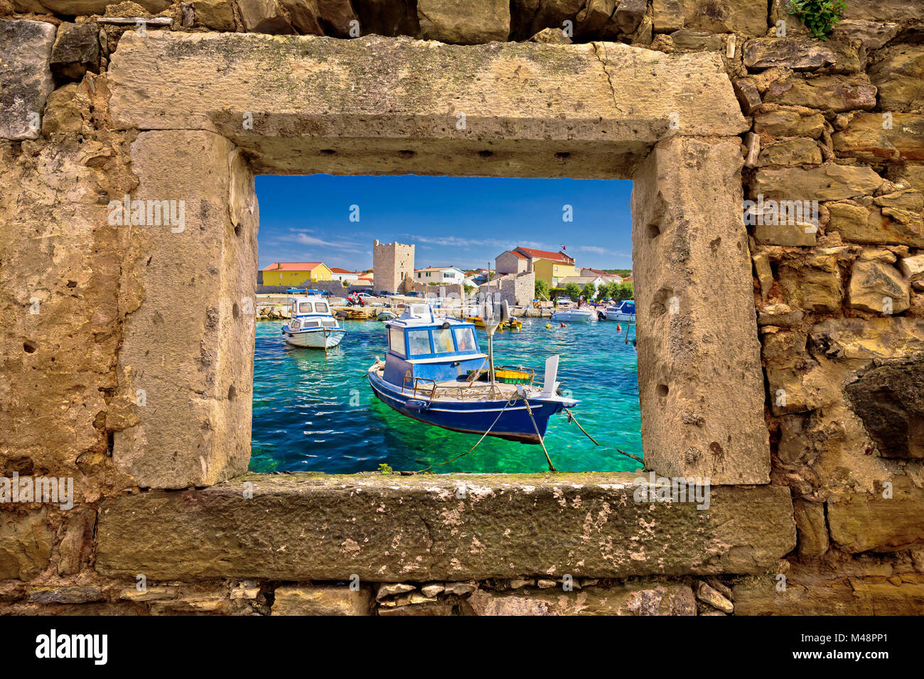 Razanac turchese waterfront attraverso la finestra di pietra Foto Stock