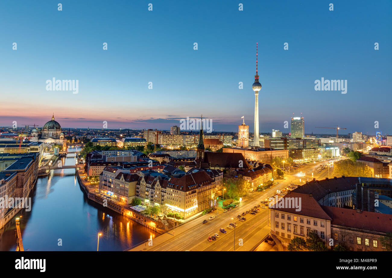 La skyline di Berlino con la famosa torre televisiva di notte Foto Stock