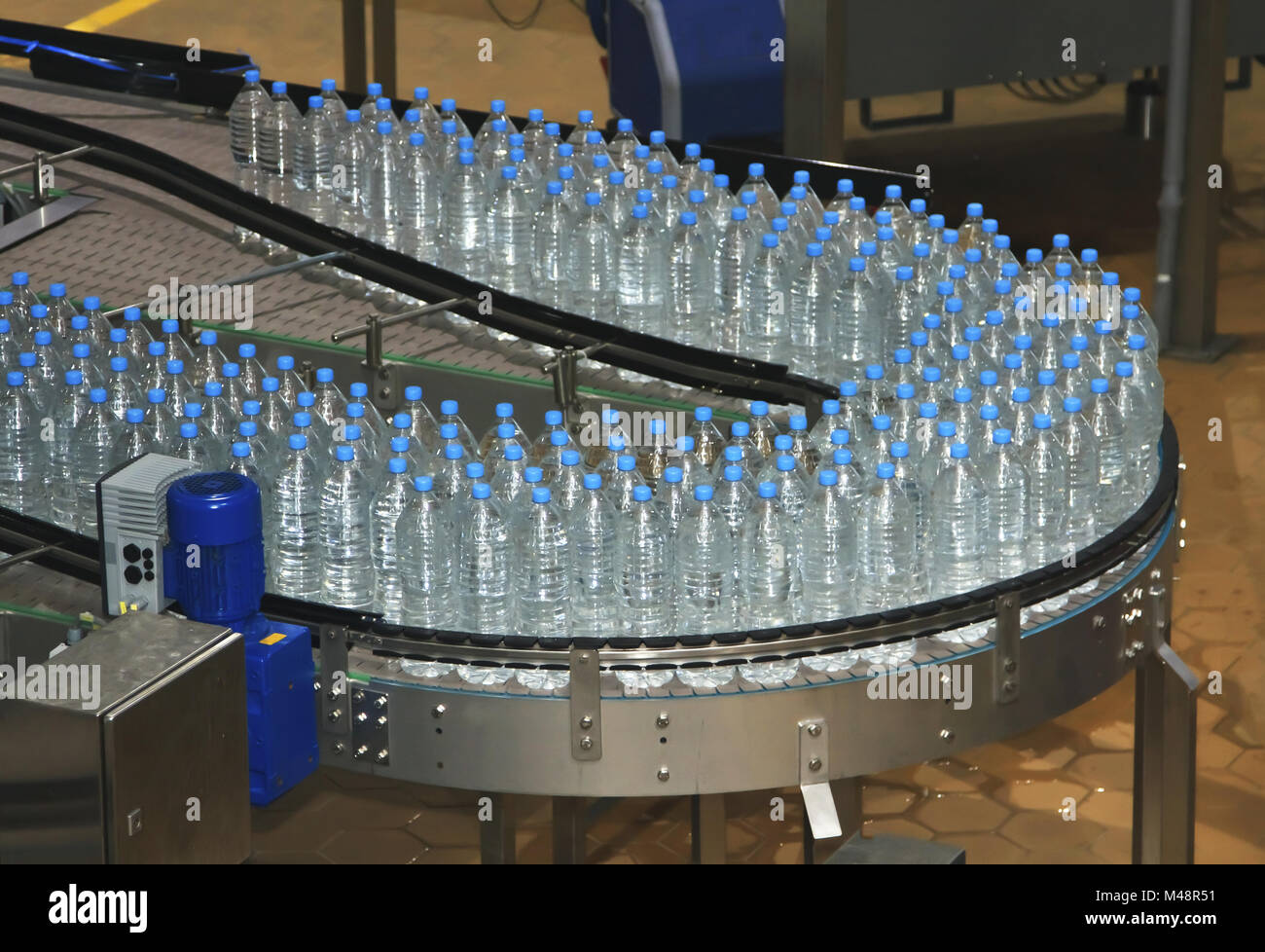Plastica bottiglie di acqua sul trasportatore e imbottigliamento dell'acqua industria della macchina Foto Stock