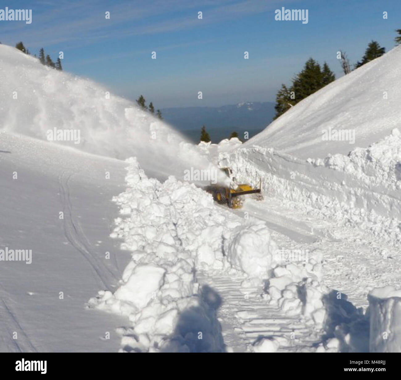 Un aratro rotativo ha lavorato il suo modo lungo il lato nord della sentinella, picco lungo il West Rim Drive, verso la sentinella si affacciano. Aratro rotante lavorando in sentinella tagliare Foto Stock