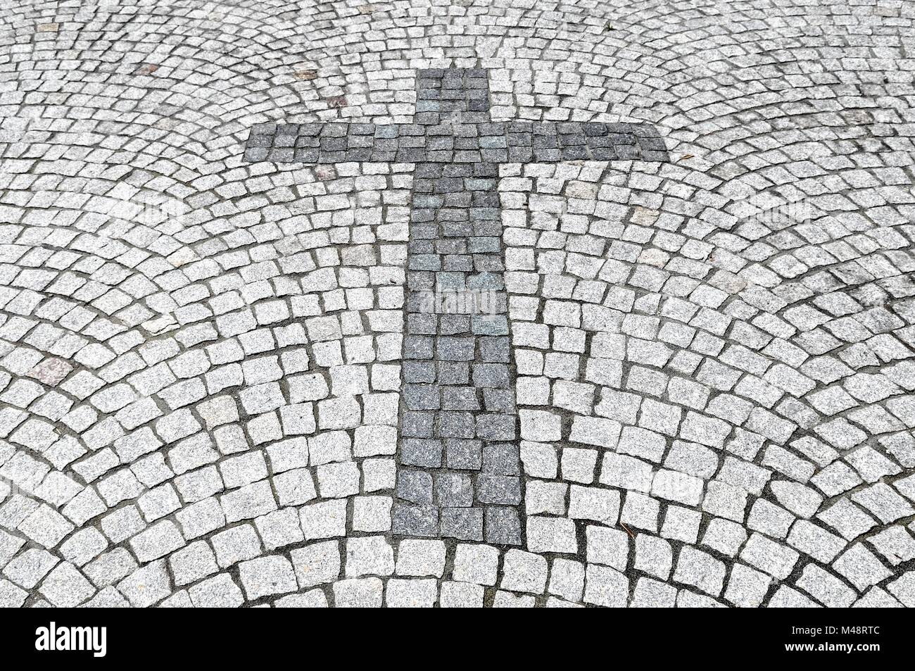 Rinviata la Santa Croce con pavimentazione in granito nel terreno Foto Stock