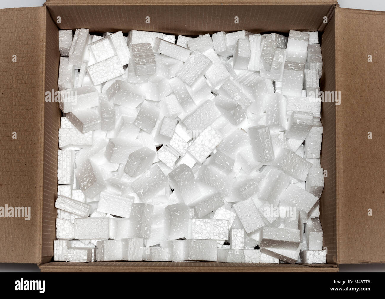 Bianche palline di polistirolo in scatola di cartone Foto stock - Alamy