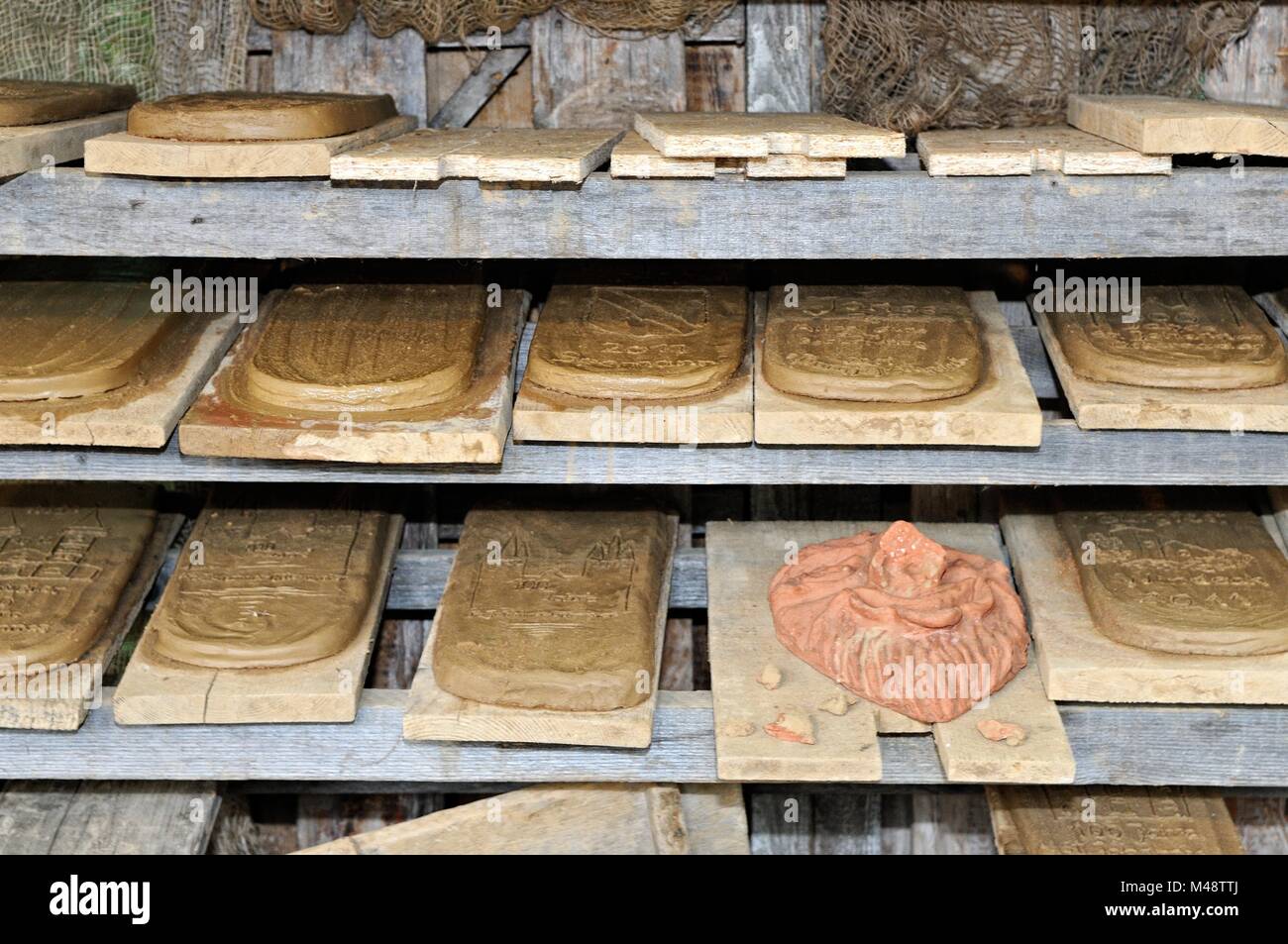 Finito da artigianale di tegole sul ripiano Foto Stock