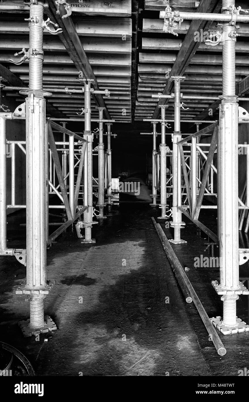 Sito in costruzione bramma cassaforma con i ponteggi in bianco e nero Foto Stock