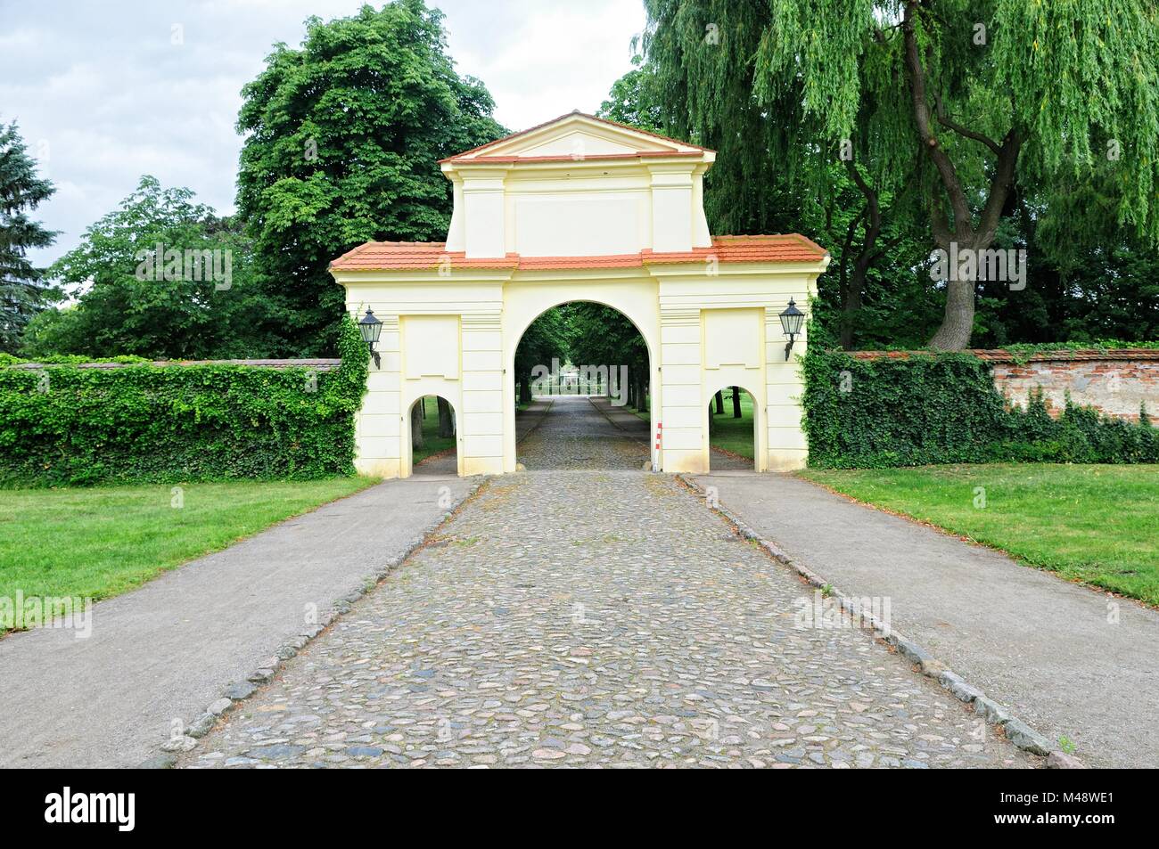 Schloss Dargun giallo gate con muro di castello in Dargun Germania Foto Stock