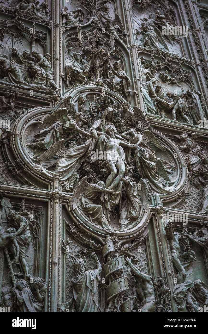 Famose porte di bronzo del Duomo di Milano, Italia Foto Stock