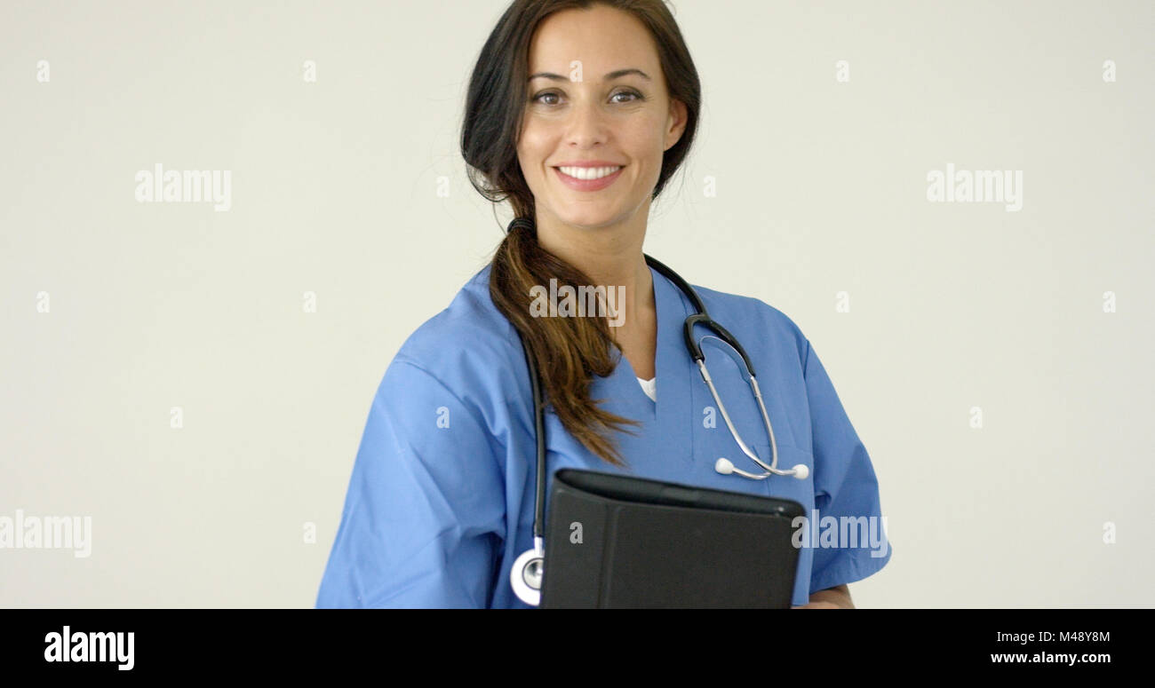 Sorridente femmina giovane medico sorrisi a fotocamera Foto Stock