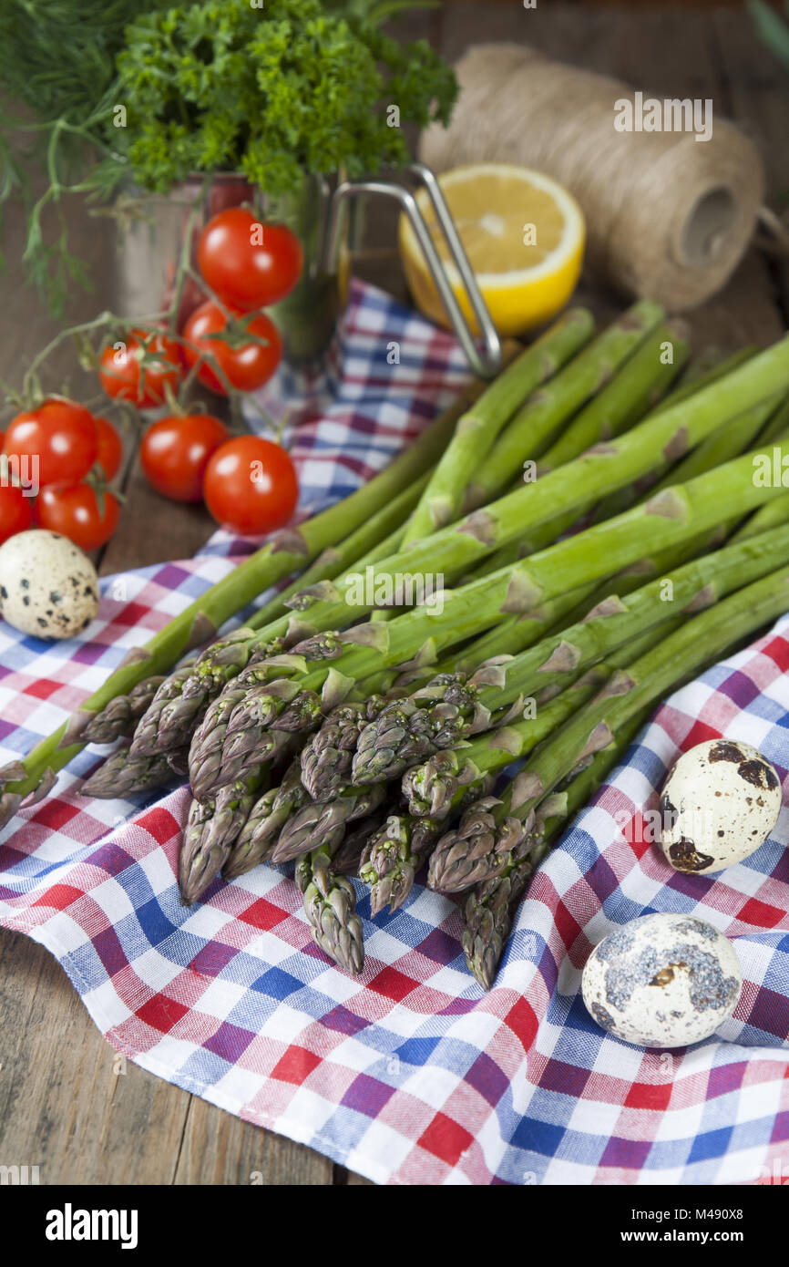 Mazzetto di freschi Asparagi verdi spears sul tavolo Foto Stock