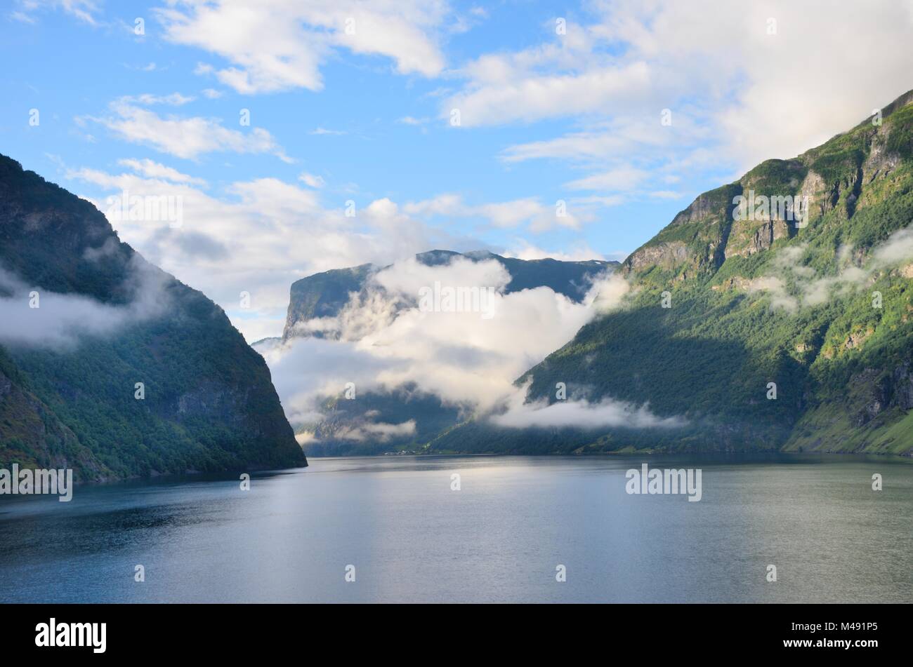 Sognefjorden nei fiordi norvegesi con le nuvole in cielo Foto Stock