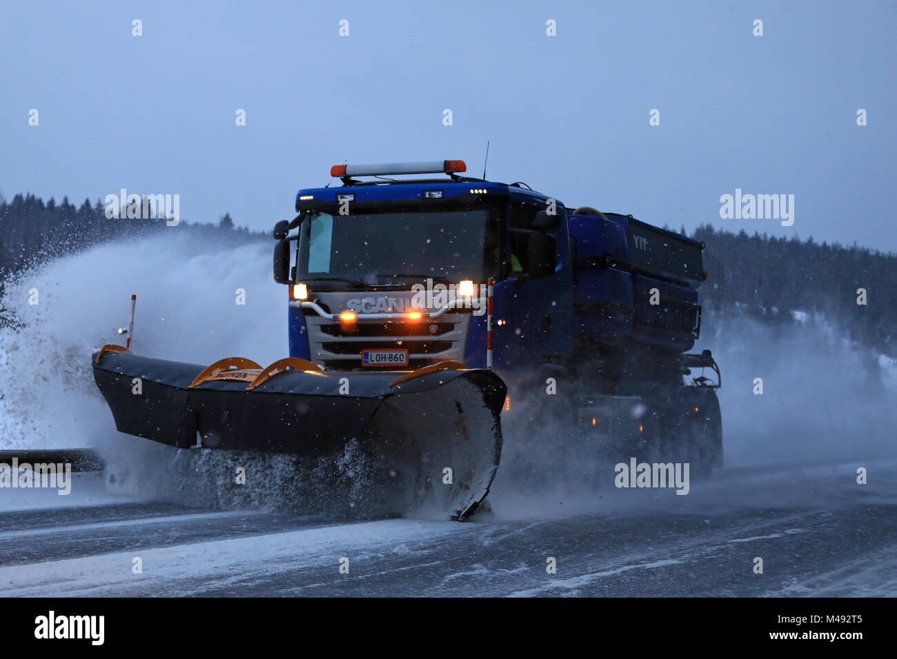 SALO, Finlandia - 9 febbraio 2018: Scania carrello equipaggiato con spartineve si cancella un'autostrada in sera nevicata. Foto Stock