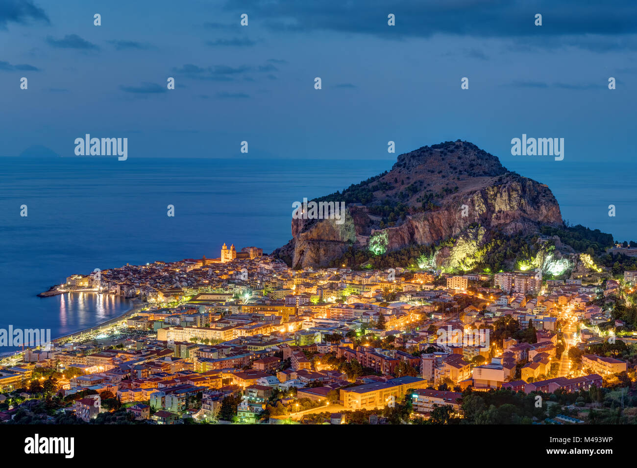 Cefalu a nord della costa della Sicilia di notte Foto Stock