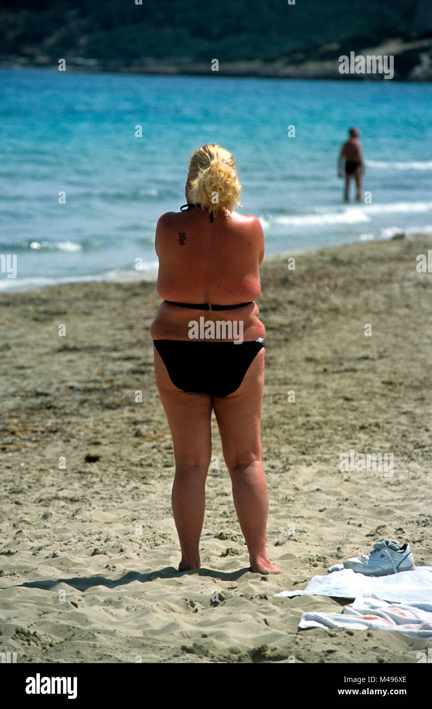Una donna su una spiaggia in Spagna. Foto Stock Una donna su una spiaggia in Spagna. Foto Stock