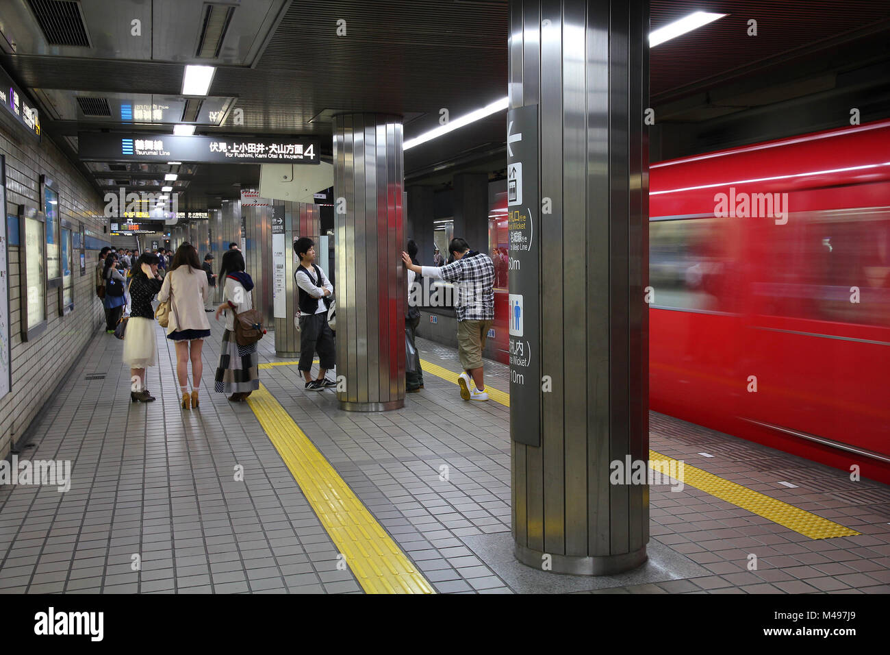 NAGOYA, GIAPPONE - 28 aprile: pendolari attendere per Nagoya alla metropolitana su Aprile 28, 2012 in Nagoya, Giappone. Nagoya alla Metropolitana è tra i top 30 più impegnativi sistemi metro wor Foto Stock