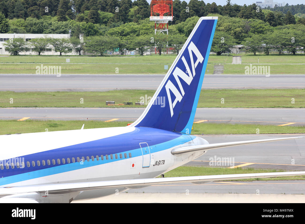 TOKYO - 12 Maggio: All Nippon Airways (ANA) Boeing 767 il 12 maggio 2012 all'Aeroporto Internazionale Narita di Tokyo. ANA è una delle più grandi compagnie aeree del Giappone wi Foto Stock
