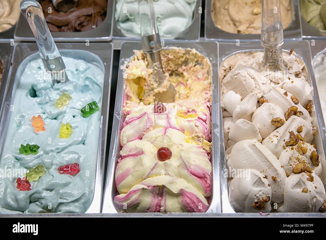 Varietà di squisiti gelati sotto la finestra commerciale Foto Stock